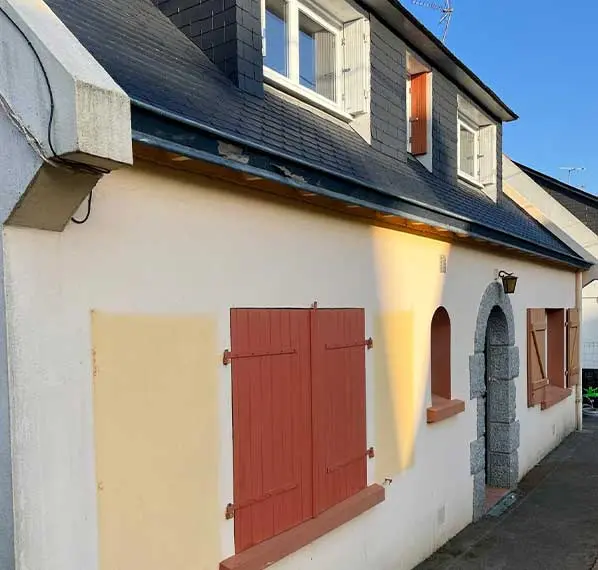 ravalement et la peinture d'une maison à Quimper.